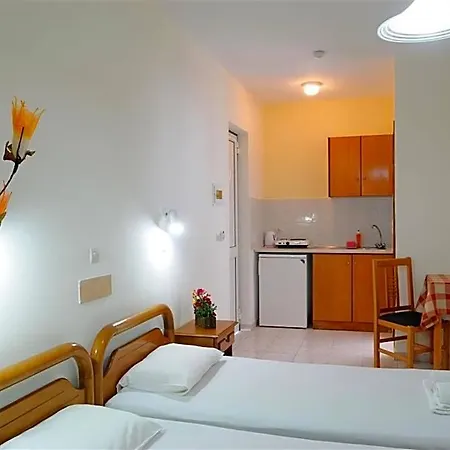 Nikos 2 Studios&apartments Apartahotel