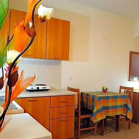 Nikos 2 Studios&apartments Apartahotel